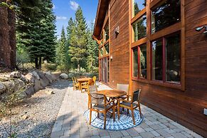 Bear Meadows Lodge - Hot Tub - Tahoe Donner 6 Bedroom Home by RedAwnin