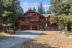 Bear Meadows Lodge - Hot Tub - Tahoe Donner 6 Bedroom Home by RedAwnin
