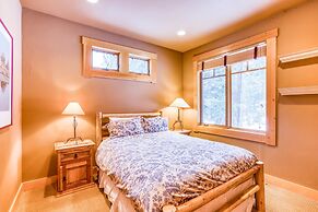 Bear Meadows Lodge - Hot Tub - Tahoe Donner 6 Bedroom Home by RedAwnin