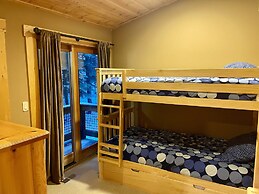 Bear Meadows Lodge - Hot Tub - Tahoe Donner 6 Bedroom Home by RedAwnin