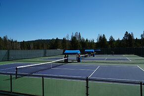 Bear Meadows Lodge - Hot Tub - Tahoe Donner 6 Bedroom Home by RedAwnin