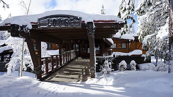 Bear Meadows Lodge - Hot Tub - Tahoe Donner 6 Bedroom Home by RedAwnin