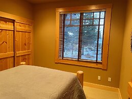 Bear Meadows Lodge - Hot Tub - Tahoe Donner 6 Bedroom Home by RedAwnin