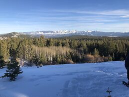 Bear Meadows Lodge - Hot Tub - Tahoe Donner 6 Bedroom Home by RedAwnin
