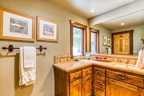 Bear Meadows Lodge - Hot Tub - Tahoe Donner 6 Bedroom Home by RedAwnin