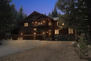 Bear Meadows Lodge - Hot Tub - Tahoe Donner 6 Bedroom Home by RedAwnin