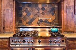 Bear Meadows Lodge - Hot Tub - Tahoe Donner 6 Bedroom Home by RedAwnin