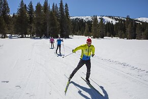 Bear Meadows Lodge - Hot Tub - Tahoe Donner 6 Bedroom Home by RedAwnin