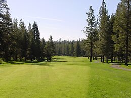 Bear Meadows Lodge - Hot Tub - Tahoe Donner 6 Bedroom Home by RedAwnin