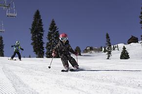 Bear Meadows Lodge - Hot Tub - Tahoe Donner 6 Bedroom Home by RedAwnin