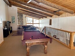 Bear Meadows Lodge - Hot Tub - Tahoe Donner 6 Bedroom Home by RedAwnin