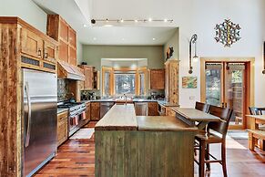 Bear Meadows Lodge - Hot Tub - Tahoe Donner 6 Bedroom Home by RedAwnin