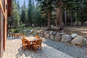 Bear Meadows Lodge - Hot Tub - Tahoe Donner 6 Bedroom Home by RedAwnin