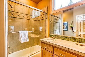 Bear Meadows Lodge - Hot Tub - Tahoe Donner 6 Bedroom Home by RedAwnin