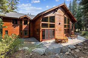 Bear Meadows Lodge - Hot Tub - Tahoe Donner 6 Bedroom Home by RedAwnin
