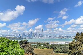 Takapuna Contemporary 2BR with Carpark