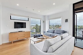 Takapuna Contemporary 2BR with Carpark