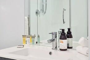 Takapuna Contemporary 2BR with Carpark