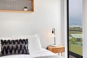 Takapuna Contemporary 2BR with Carpark