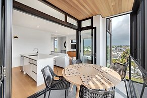Takapuna Contemporary 2BR with Carpark