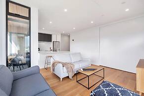 Takapuna Contemporary 2BR with Carpark
