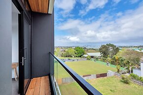 Takapuna Contemporary 2BR with Carpark