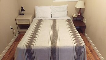 Bay Lake Inn (Frontiersman Motel)