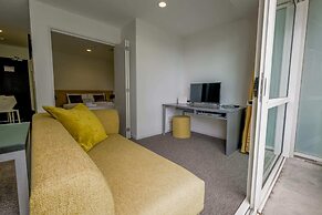 Cosy Renovated 1 Bedroom Apartment in CBD Hotel