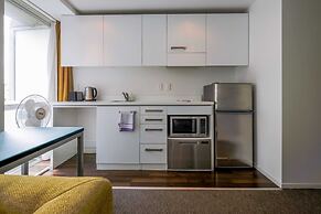 Cosy Renovated 1 Bedroom Apartment in CBD Hotel