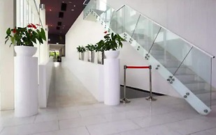 Cosy Renovated 1 Bedroom Apartment in CBD Hotel