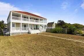 Water Front Delight On The Bay 3 Bedroom Home by RedAwning