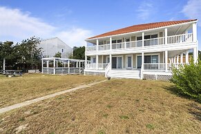 Water Front Delight On The Bay 3 Bedroom Home by RedAwning