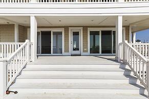 Water Front Delight On The Bay 3 Bedroom Home by RedAwning