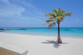 Coral Sands #6 2 Bedroom Condo by RedAwning