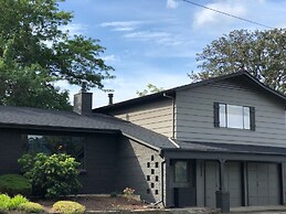 Retro West 3 Bedroom Home by RedAwning