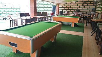 Hard Break Hotel and Suite