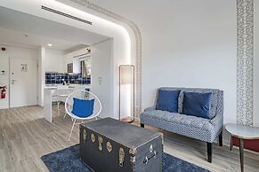 Drapes Design Apartments III by An Island Apart