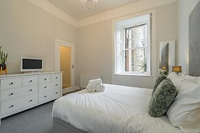 Chic 2 Bedroom Apartment near Old Town