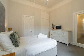 Chic 2 Bedroom Apartment near Old Town