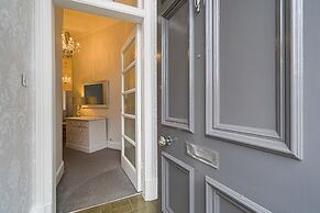 Chic 2 Bedroom Apartment near Old Town