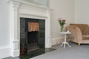 Chic 2 Bedroom Apartment near Old Town