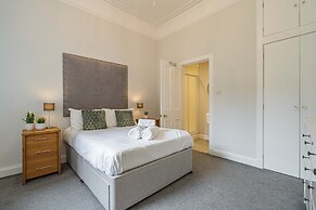 Chic 2 Bedroom Apartment near Old Town