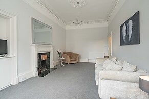 Chic 2 Bedroom Apartment near Old Town