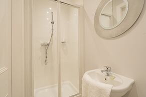 Chic 2 Bedroom Apartment near Old Town