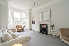 Chic 2 Bedroom Apartment near Old Town