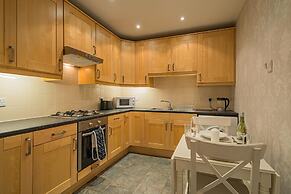 Chic 2 Bedroom Apartment near Old Town