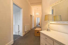 Chic 2 Bedroom Apartment near Old Town