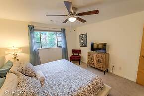 1 Br70's Inspired Comfy Condoclose to Broadmoor