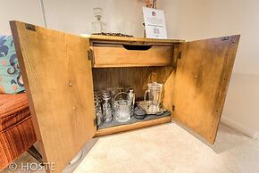 1 Br70's Inspired Comfy Condoclose to Broadmoor
