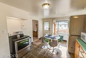 1 Br70's Inspired Comfy Condoclose to Broadmoor